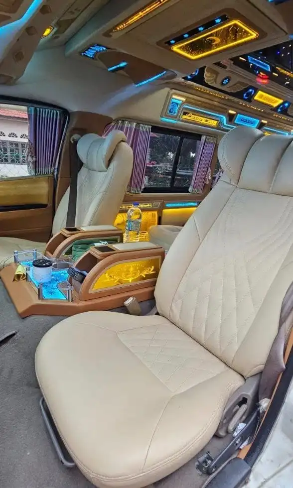 Super VVIP Van 12 Seat11