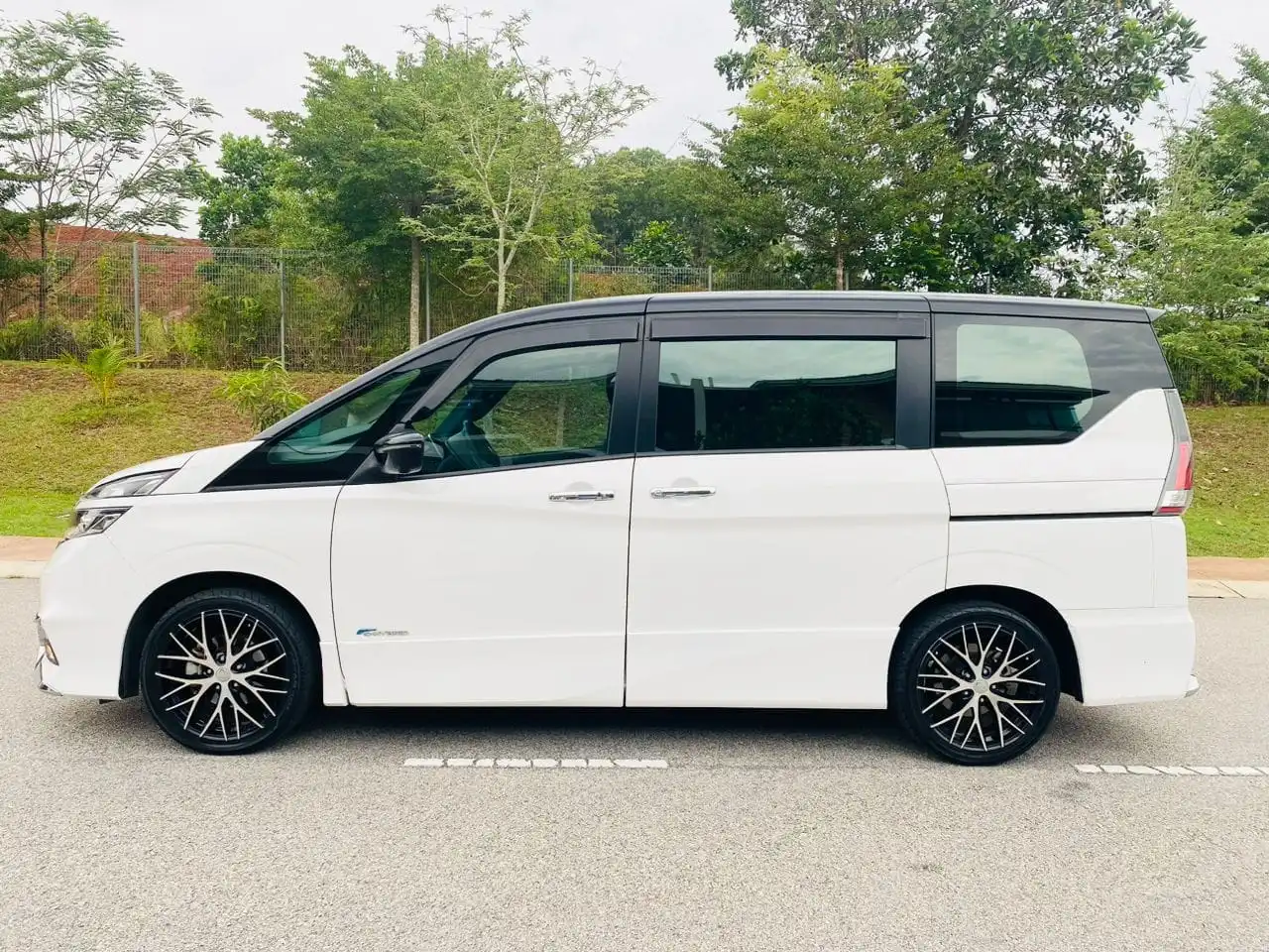 Nissan Serena For Rent