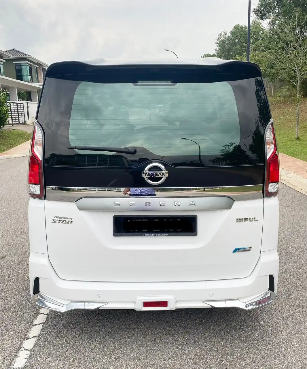 Nissan Serena For Rent