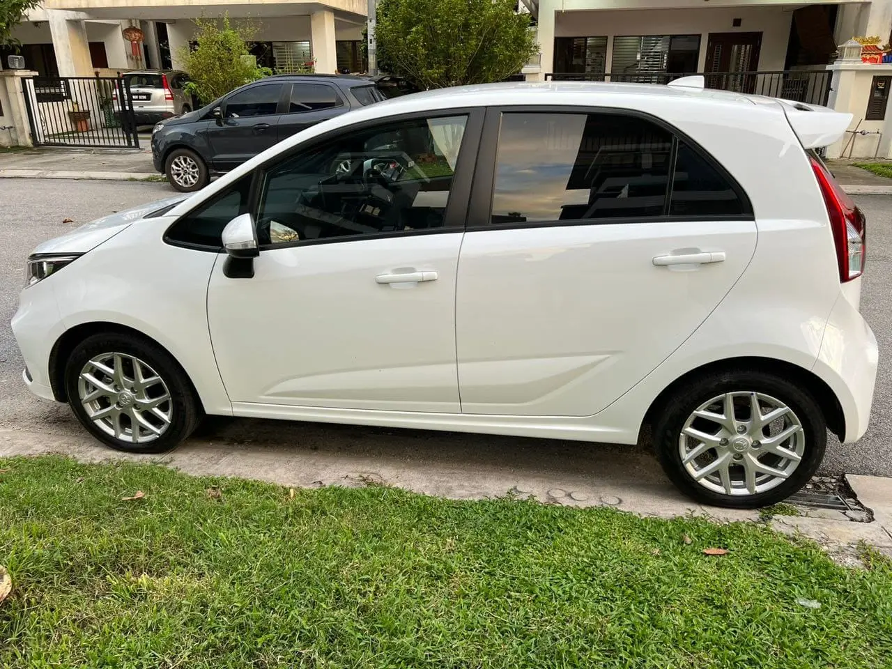 Rent Car Iriz Executive 4