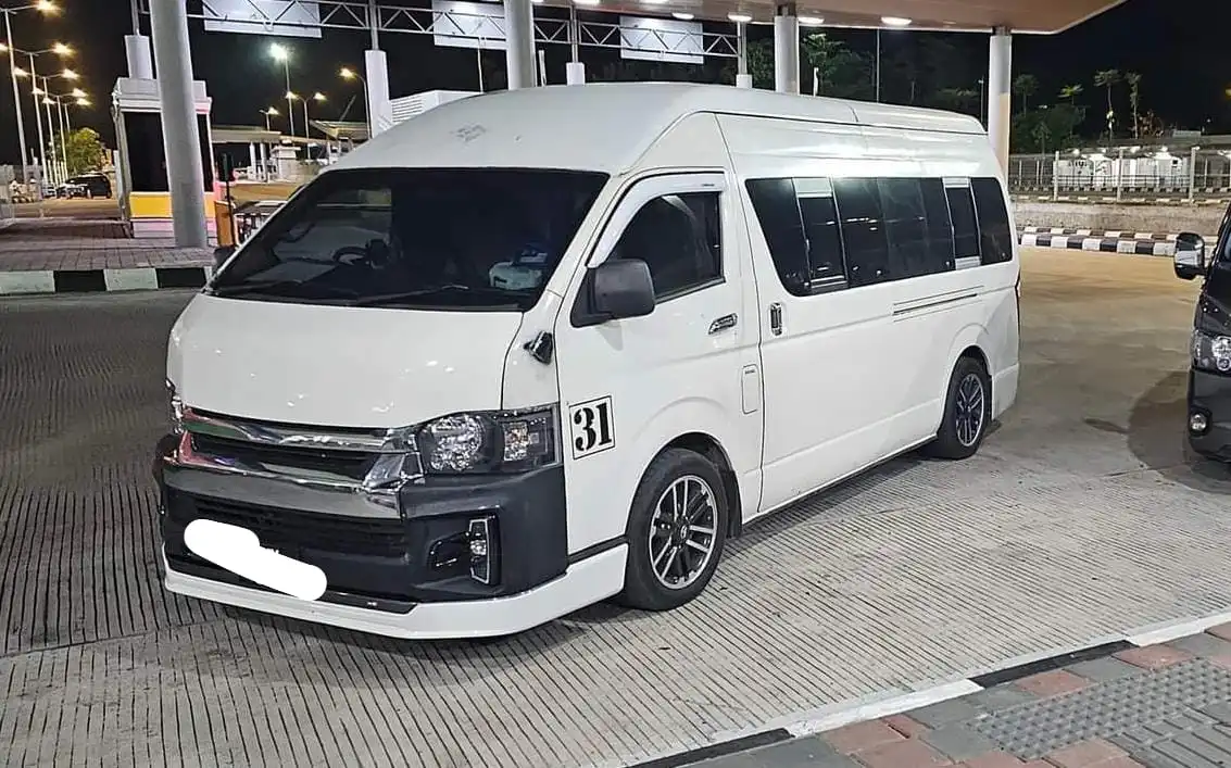 Super VVIP Van 12 Seat11