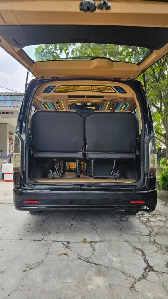 VIP Van 12 seat auto