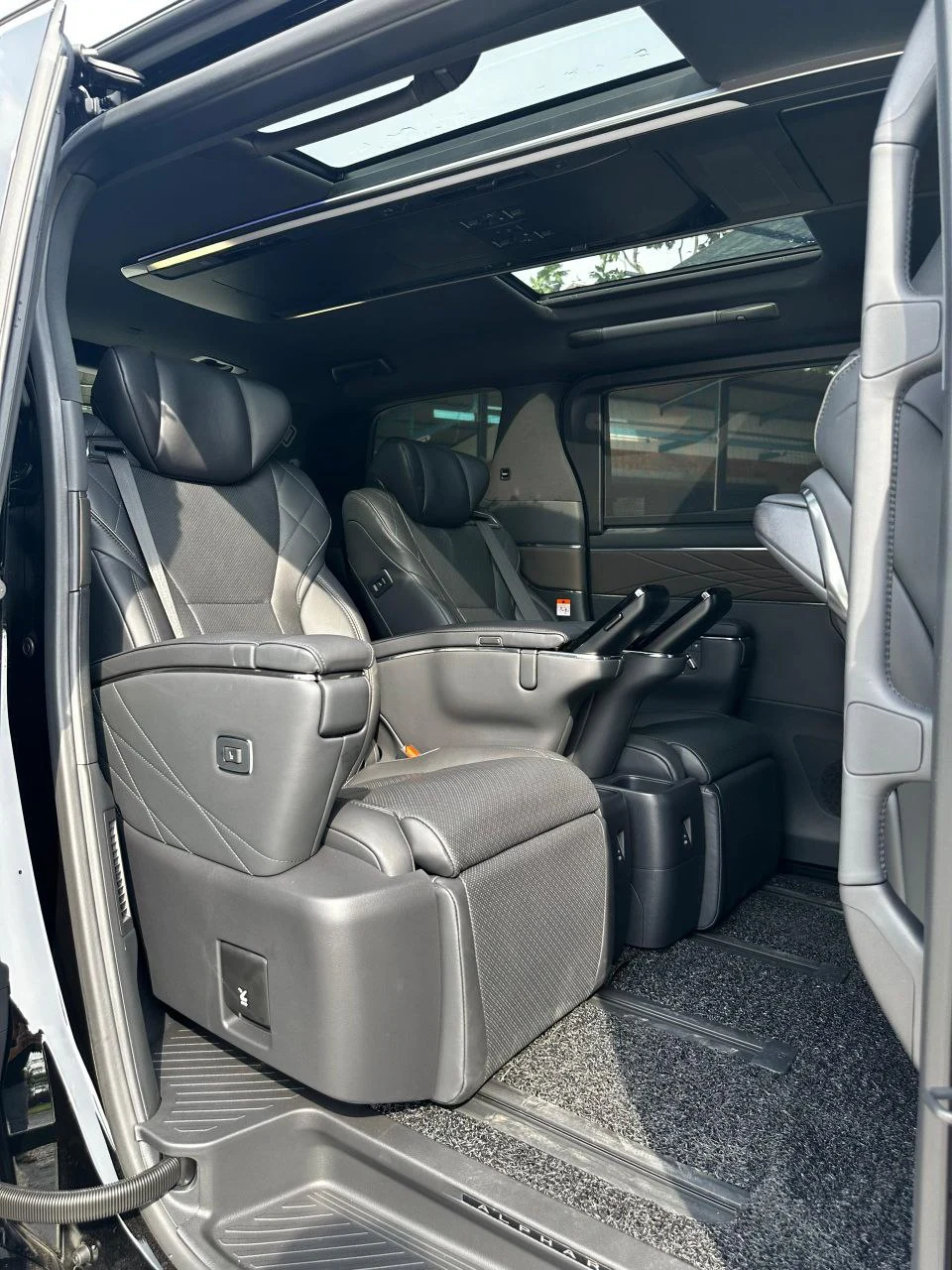 Rent Vellfire AGH40 (13)